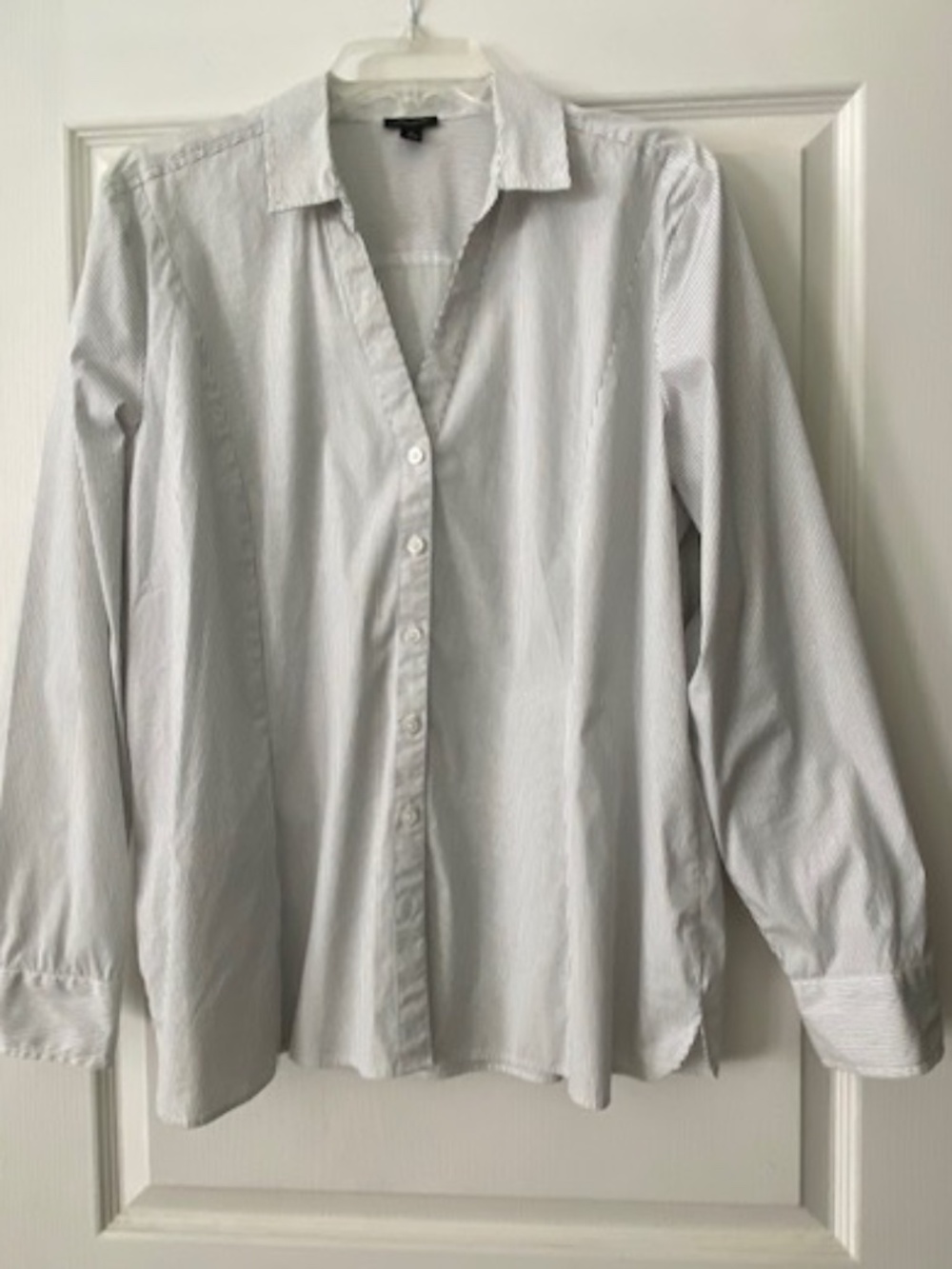 Ann Taylor Factory button down long sleeve blouse white/gray stripes size XL
